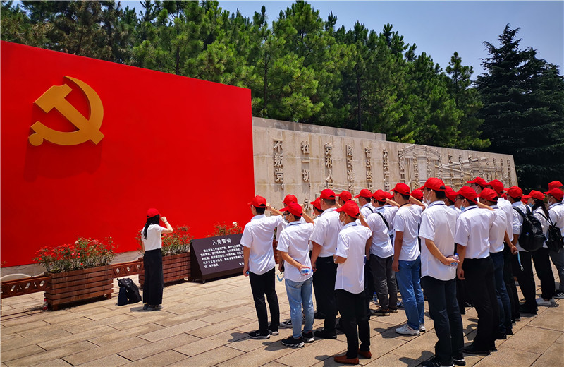 2020年6月30日，蓝冠娱乐三建党支部组织上海区域、苏南分公司全体党员及部分流动党员、预备党员、入党积极分子等40余人赴嘉兴南湖开展“七一”主题党建活动。