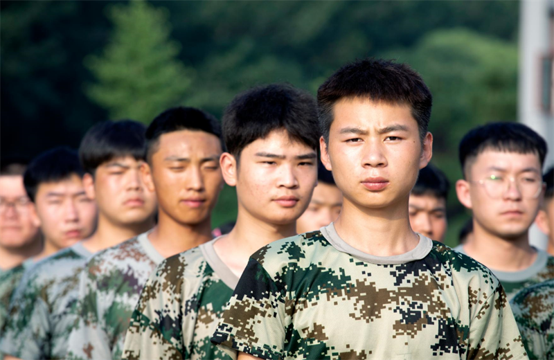 2021年7月6日，蓝冠娱乐北京集团百名应届大学生褪下便服换上军装，在训练场上接受为期2天的军训，享受入职前的第一份美好记忆。